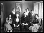 Ripresa in studio. Ritratto di gruppo di cinque donne, due uomini e un bambino