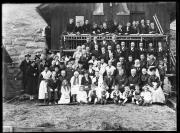 Ripresa in esterno. Ritrato di gruppo, festeggiamento per l'ordinazione sacerdotale, uomini, donne e bambini