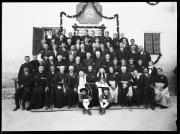 Ripresa in esterno. Ritrato di gruppo, festeggiamento per l'ordinazione sacerdotale, uomini, donne e bambini