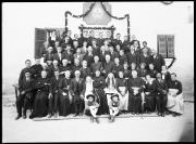 Ripresa in esterno. Ritrato di gruppo, festeggiamento per l'ordinazione sacerdotale, uomini, donne e bambini