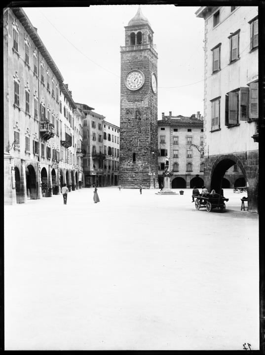 Außenaufnahme. Platz mit Uhrturm in Riva del Garda