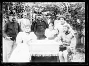 Ripresa in esterno. Tre donne e sette uomini, al centro un tavolo