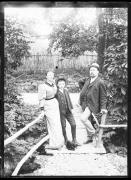 Ripresa in esterno. Ritratto di gruppo: un uomo, una donna, un ragazzino e un piccolo cane. Essi stanno davanti a un ponticello di legno