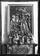 Ripresa di oggetto. Un rilievo, che raffigura l'Adorazione dei Magi. Sotto un altro dipinto con figure di santi e figure di legno