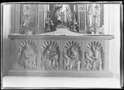 Ripresa di un oggetto. Dettaglio di un altare con figure di santi e candele