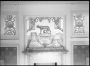 Ripresa interno. Porzione di una decorazione murale. Si vede la rappresentazione della lupa romana con Romolo e Remo e un'iscrizione in latino e le lettere 