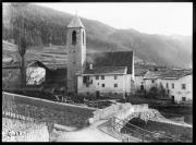 Ripresa in esterno. Ponte di pietra, dietro una chiesa e delle case