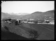 Ripresa in esterno. Campi, delle case e un maso