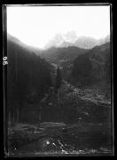Ripresa in esterno. Paesaggio di montagna con ruscello