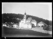 Ripresa in esterno. Paese e chiesa