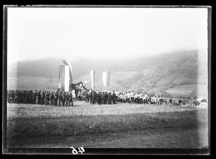 Außenaufnahme. Gruppo von Soldaten und Feuerwehrmännern in Uniform bei einer Feldmesse