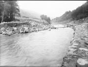 Ripresa in esterno. Scorrere di un fiume, binari, slavina di sassi