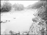 Ripresa in esterno. Scorrere di un fiume, binari, slavina di sassi