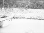 Ripresa in esterno. Scorrere di un fiume, binari, slavina di sassi