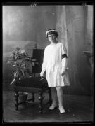 Ripresa in studio. Ritratto di una bambina in abito da prima comunione. Elisabeth Waldmüller (1919-010), sorella del fotografo Franz Waldmüller, in lutto per la morte del padre Hermann Waldmüller nello stesso anno.