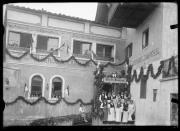 Riopresa in estenrno. Ritratto di Gruppo di uomini e donne [impiegati dell'albergo?] e un bambino. Sopra di loro uno scudo con la scritta 