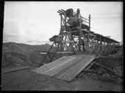 Ripresa in esterno. Cantiere del ponte Rezia a Bolzano sul fiume Isarco. Sullo sfondo Castel Firmian