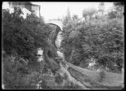 Ripresa in esterno. Ponte su un ruscello