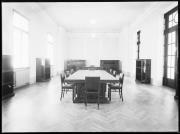 Ripresa interna. Grande tavolo con sedia