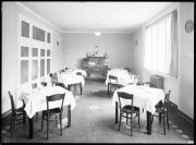 Ripresa interna. Sala da pranzo con tavola apparecchiata