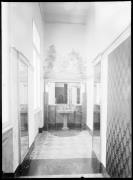 Ripresa interno. Lavandino e specchio