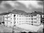 Ripresa in esterno. Edificio a tre piani