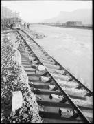 Außenaufnahme. Inondazione del fiuma Adige, binari sommersi, uomini