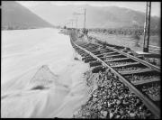 Außenaufnahme. Inondazione del fiuma Adige, binari sommersi, uomini