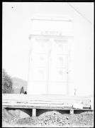 Ripresa in esterno. Costruzione del Monumento alla Vittoria di Bolzano. Sul monumento l'iscrizione 