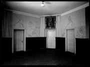 Ripresa interna. Tre porte con l'iscrizione 