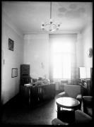 Ripresa interno. Camera con scrivania, sedie e una centralina elettrica/telefonica