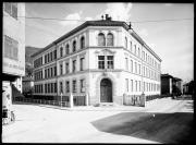 Ripresa in esterno. Edificio con l'iscrizione 