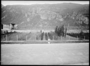 Ripresa in esterno. Strada, giardino