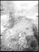 Ripresa in esterno. Strada verso Colma, il fiume Iscarco con frana. Cartello pubblicitario con la scritta 