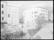 Außenaufnahme. Gebäude in Meran, Untermais, im Hintergrund die Mutspitze