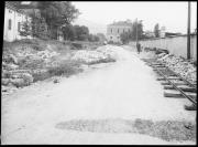 Ripresa in esterno. Strada, casa danneggiata, cantiere, soldato in uniforme