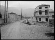 Ripresa in esterno.Strada, edificio dannegiato