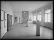 Ripresa interno. Esposizione, sul muro l'iscrizione 