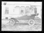 Ripresa in esterno. Macchina. In una finestra una donna, un uomo e un cane