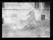 Ripresa in esterno. Uomo su motocicletta. Robert Waldmüller, nipote del fotografo Hermann Waldmüller