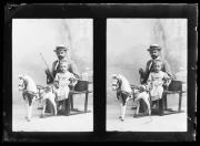 Studioaufnahme. Zwei Grupenporträts eines Mannes mit einem Kind und einem Spielzeugpferd