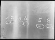 Innenaufnahme. Metalltafel mit Nummern