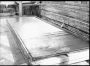 Innenaufnahme. Metalltafeln mit Nummern. Aufschrift 