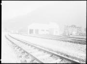 Ripresa in esterno. Edificio di una stazione ferroviaria con l'iscrizione 
