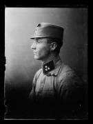 Ripresa in studio. Ritratto di un uomo in uniforme