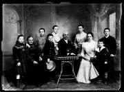 Ripresa in studio. Ritratto di gruppo di due donne, un uomo, tre bambini, quattro bambine e un cane