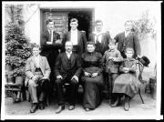 Ripresa in esterno. Ritratto di gruppo di una donna, cinque uomini e tre bambini