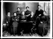 Ripresa in studio. Ritratto di gruppo di cinque donne, due uomini e un bambino