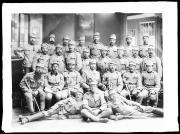 Ripresa in studio. Ritratto di gruppo di soldati in uniforme