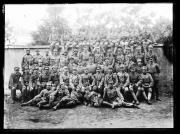 Ripresa in esterno. Ritratto di gruppo di soldati in uniforme